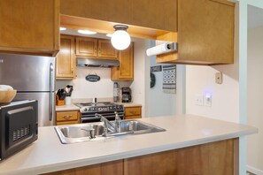 Fridge, microwave, oven, stovetop - The Capital Indoor Outdoor Pool, Hot tub & More (Branson)