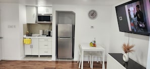 Geladeira, micro-ondas, cooktop, cafeteira/chaleira