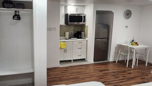 Interior - Studio Room in Halifax (Halifax)