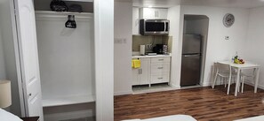Interior - Studio Room in Halifax (Halifax)