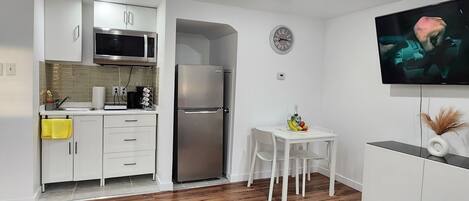 Refrigerador, microondas, parrilla de estufa y cafetera y tetera