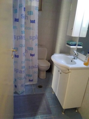 Shower, hair dryer, towels, soap - Όμορφο εξοχικό στούντιο με πισίνα & κήπο,εύκολη πρόσβαση, 6χλμ από αεροδρόμιο (Kokkini Hani)