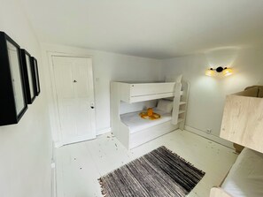 6 Schlafzimmer, Schreibtisch, Bügeleisen/Bügelbrett, kostenloses WLAN