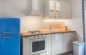 Fridge, stovetop - Cozy apartment in Taranto with WiFi (Taranto)