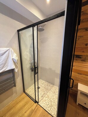 Dusche, Haartrockner, Handtücher, Seife