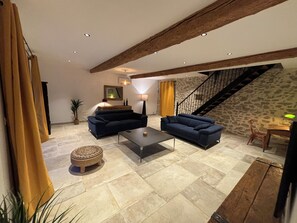 Una Smart TV, una mesa de tenis de mesa, libros