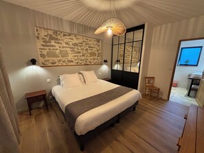 4 dormitorios, escritorio, tabla de planchar con plancha y cuna de viaje