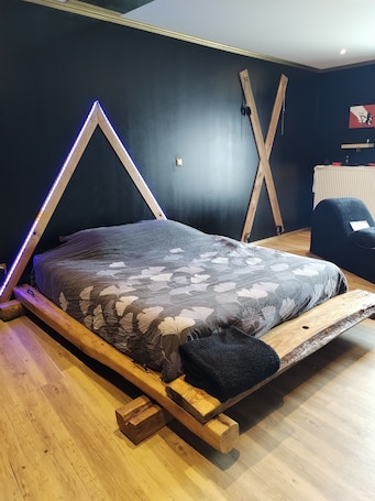 1 bedroom, soundproofing, WiFi, bed sheets. Loveroom L'eden du Désir