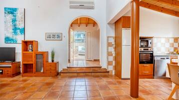 雪櫃、微波爐、焗爐、洗碗機