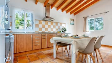 Een koelkast, een magnetron, een oven, een vaatwasser