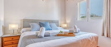 2 عدّة غرف نوم ومكواة/لوح كي وواي فاي مجانًا وملاءات أسرّة