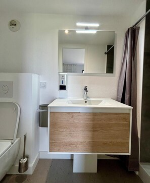 Sèche-cheveux, serviettes fournies, papier toilette