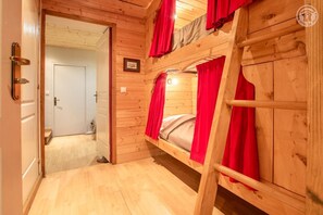 2 bedrooms, iron/ironing board, free WiFi