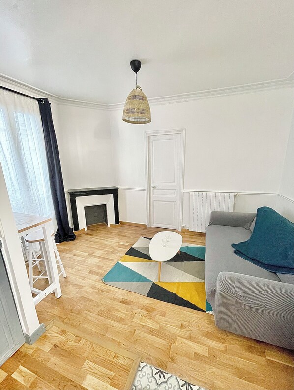 Living area - Charmant T2 Cosy et Lumineux Proche Métro (Pantin)