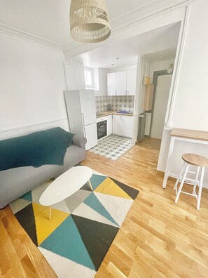 Living area - Charmant T2 Cosy et Lumineux Proche Métro (Pantin)