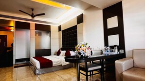 Une chambre d’hôtel moderne équipée d’un lit, d’une table à manger, d’une machine à café et d’un canapé.