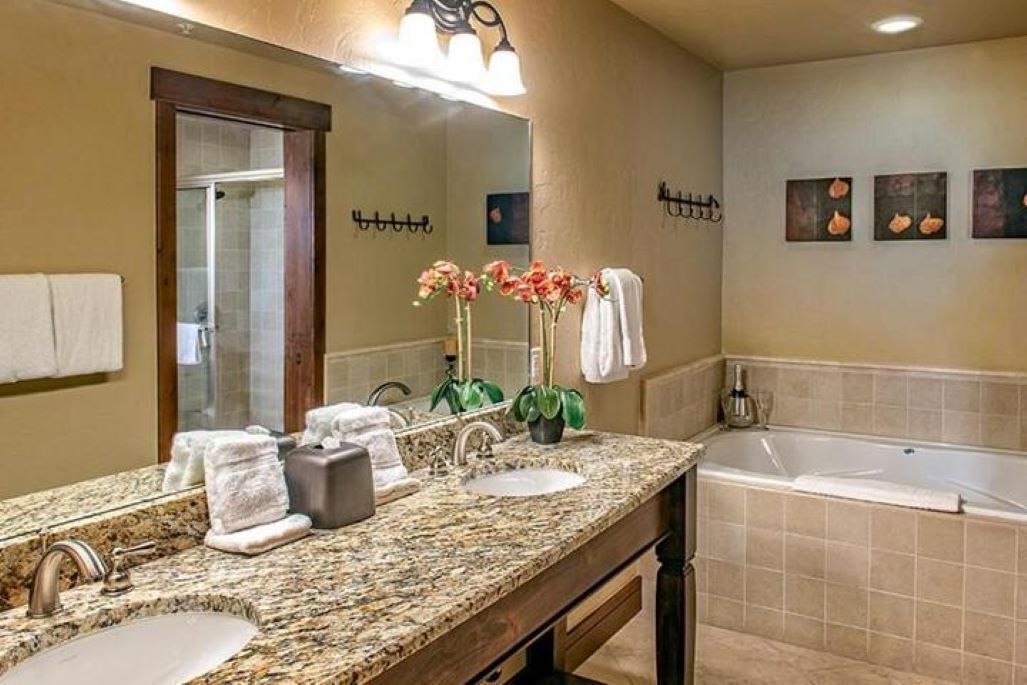 Cozy 2-bedroom resort, fitness room, WiFi in fabulous Breckenridge. Sleeps 8. 
