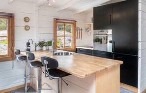 Kühlschrank, Geschirrspüler, Wasserkocher mit Kaffee-/Teezubehör