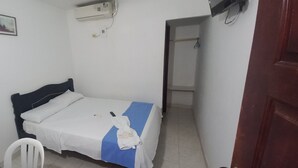 Desk, laptop workspace, WiFi (free), individually furnished - HOSTAL CASA DE LA ABUELA (El Banco)