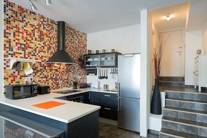 Een koelkast, een microgolfoven, een oven, een kookplaat