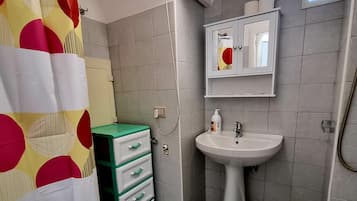 Shower, towels