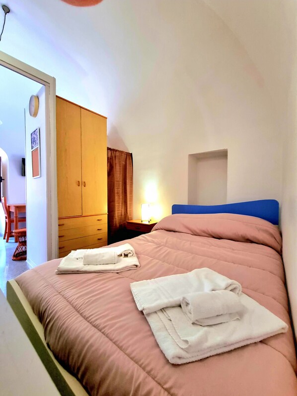 1 bedroom, bed sheets