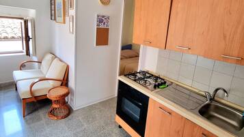 Réfrigérateur, four, cafetiÚre/bouilloire