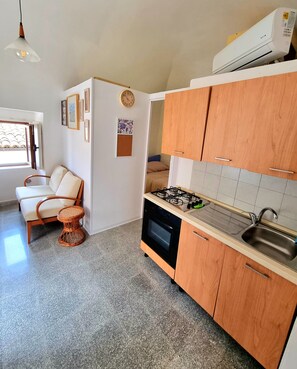 Fridge, oven, coffee/tea maker, cookware/dishes/utensils