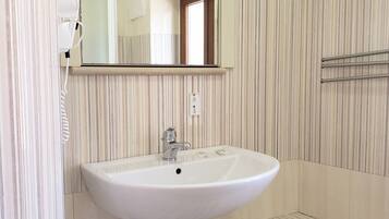 Douche, sĂšche-cheveux, serviettes fournies