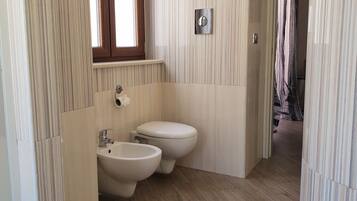 Douche, sĂšche-cheveux, serviettes fournies