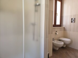 Dusche, Haartrockner, Handtücher