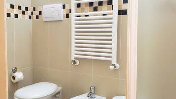 Douche, sĂšche-cheveux, serviettes fournies