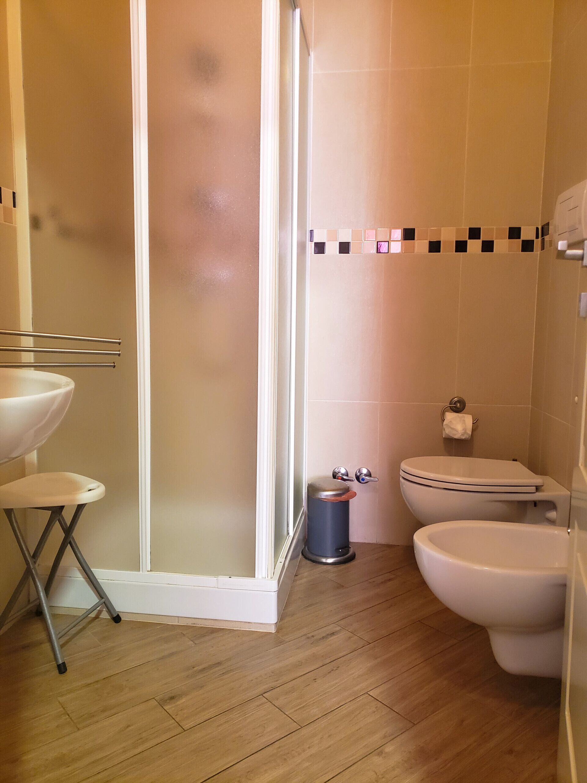 Douche, sèche-cheveux, serviettes fournies