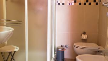 Douche, sĂšche-cheveux, serviettes fournies