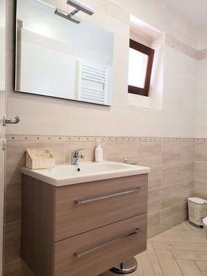 Dusj, hårføner og håndklær