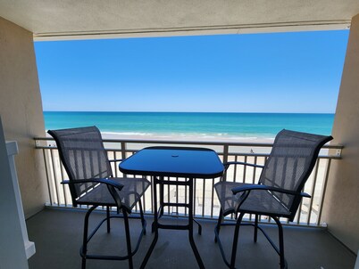 Seaz The Dayz in a Newly Renovated Oceanfront Studio
POOL/ OCEAN ACCESS OPEN