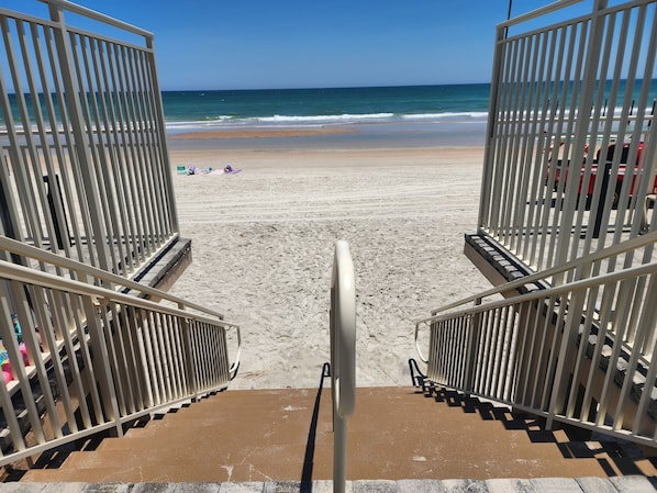 Sur la plage, chaise longue, serviettes de plage