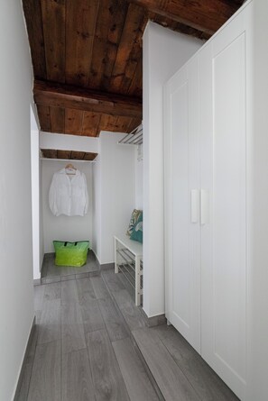 Deluxe Apartment | Wardrobe