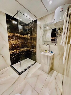 家庭三人房, 海濱景觀 | 浴室 | 吹風機、拖鞋