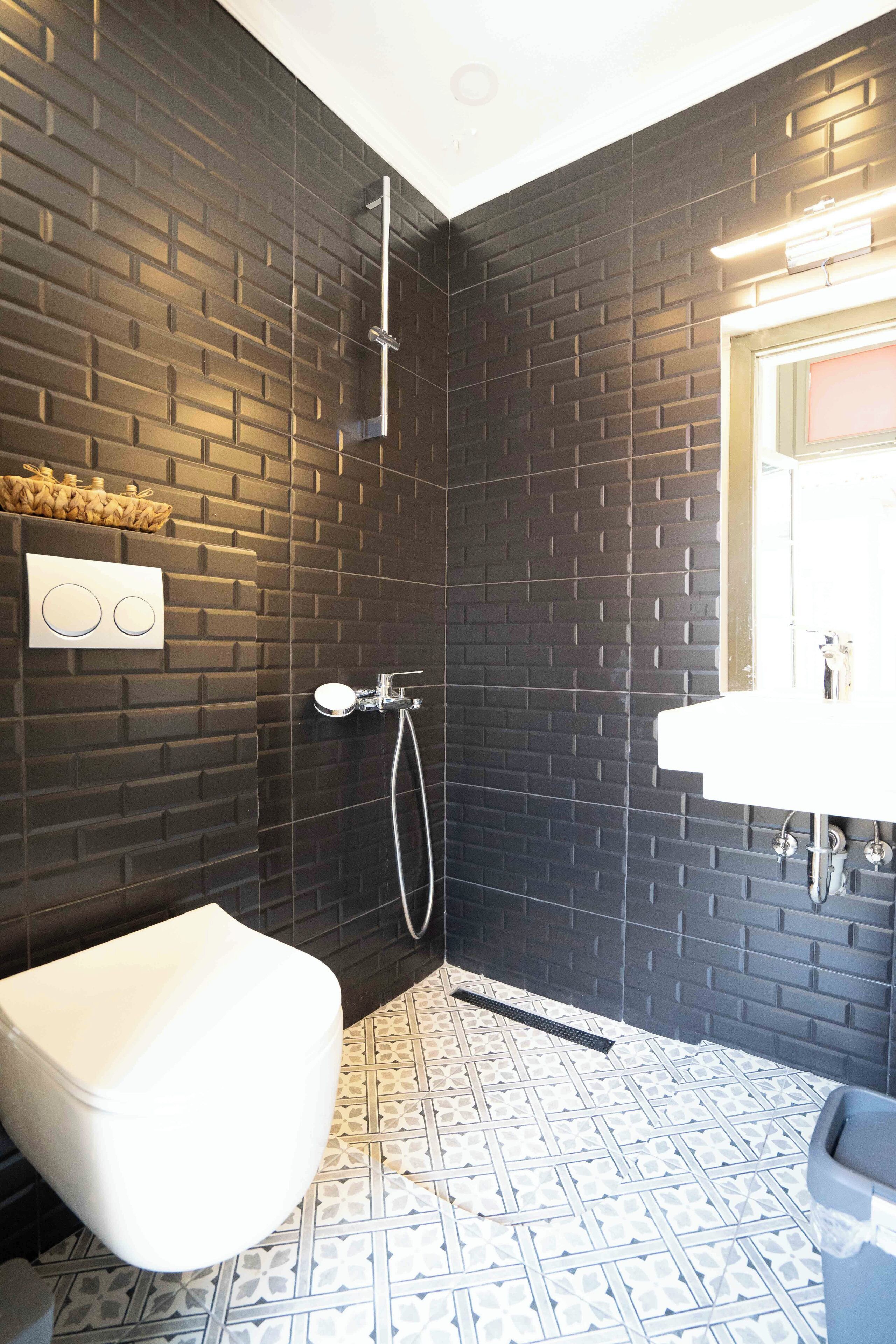 Deluxe Room | Bathroom | Shower, free toiletries, hair dryer, towels