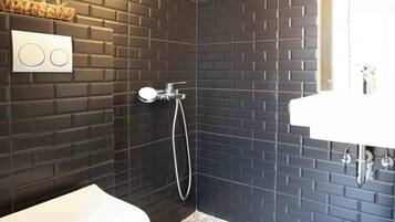 Deluxe Room | Bathroom | Shower, free toiletries, hair dryer, towels