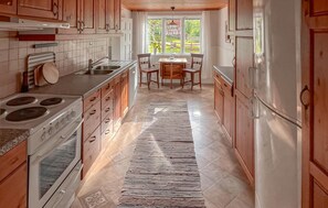 Frigorífico, placa de cocina, lavavajillas y cafetera o tetera