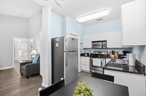 Køleskab, mikrobølgeovn, ovn, kogeplade