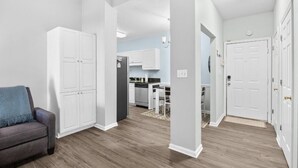 Un apartamento moderno con sala de estar, cocina y comedor.