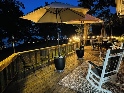 Lakeside cabin with beautiful lake view, hot tub, and .5 mi from beach & marina