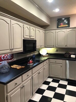 Frigorífic, microones, forn i placa de cuina 