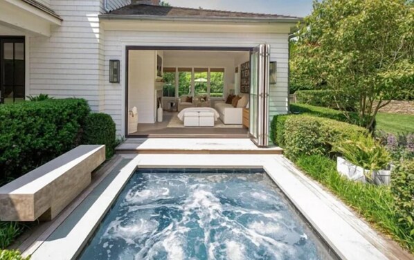 Pool - Stunning East Hampton house. Walk to town and bike to beach. (East Hampton)