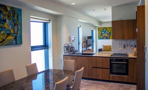 Jääkaappi, mikroaaltouuni, uuni, liesi