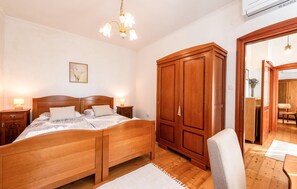 3 bedrooms, iron/ironing board, travel crib, free WiFi