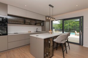 Kühlschrank, Mikrowelle, Ofen, Herdplatte